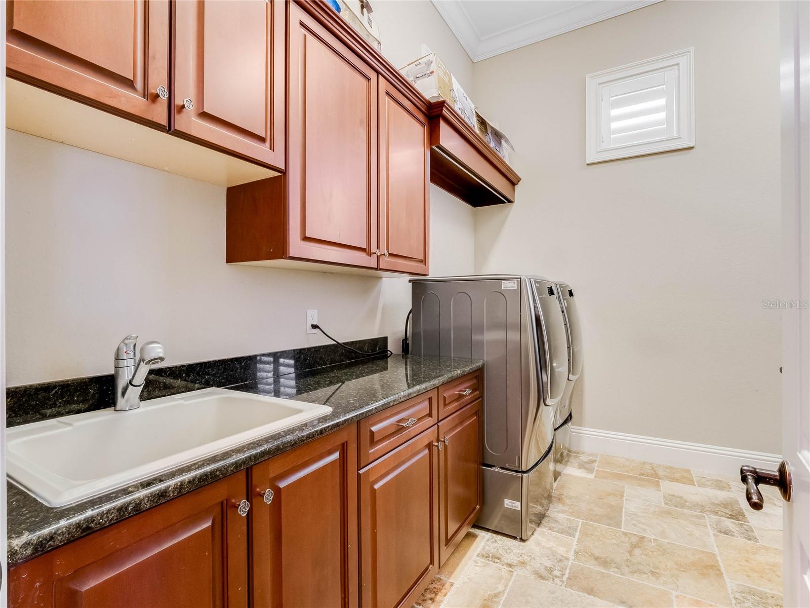 HEATHROW COUNTRY ESTATE HOMES - Residential