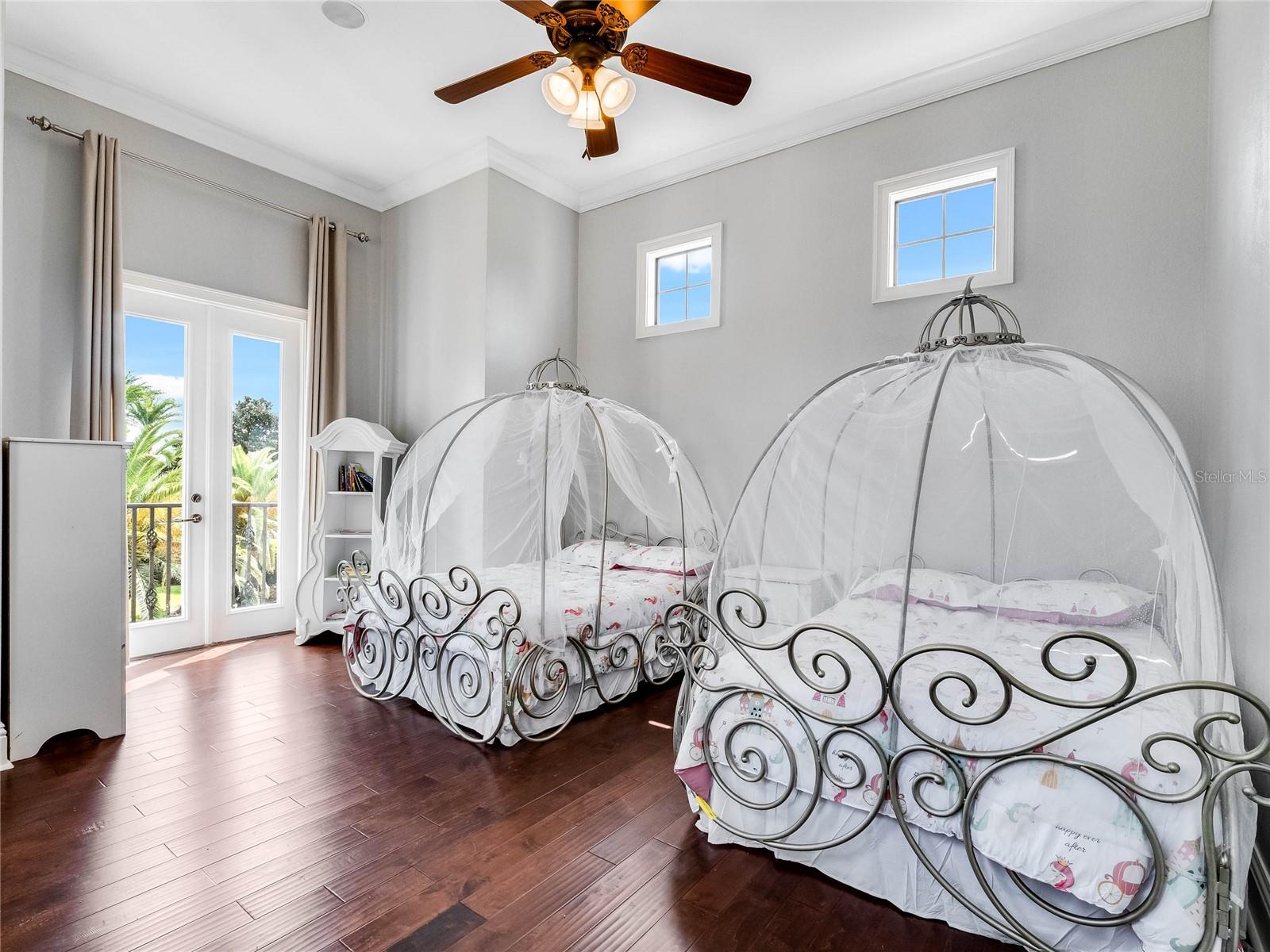 HEATHROW COUNTRY ESTATE HOMES - Residential