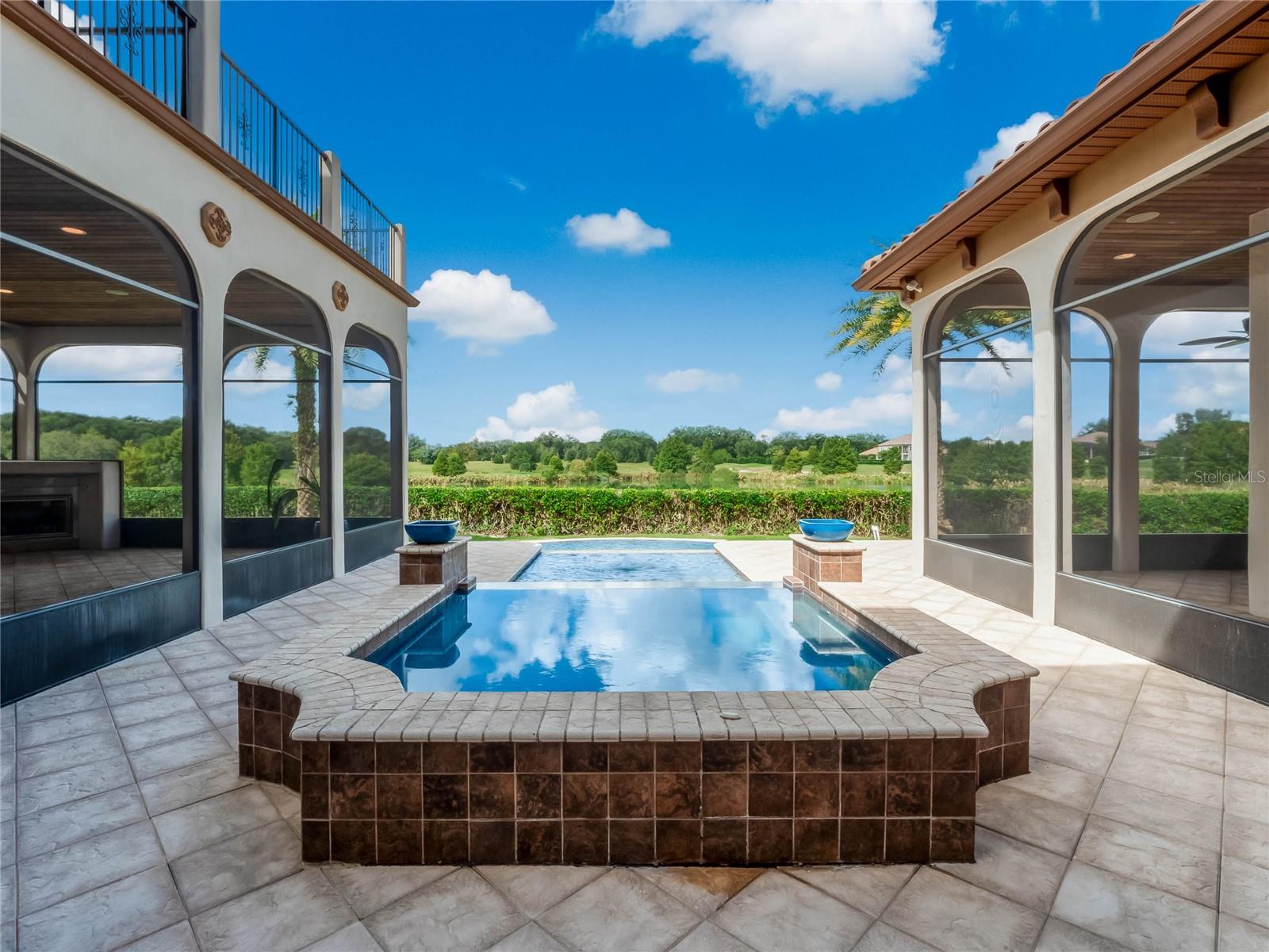 HEATHROW COUNTRY ESTATE HOMES - Residential