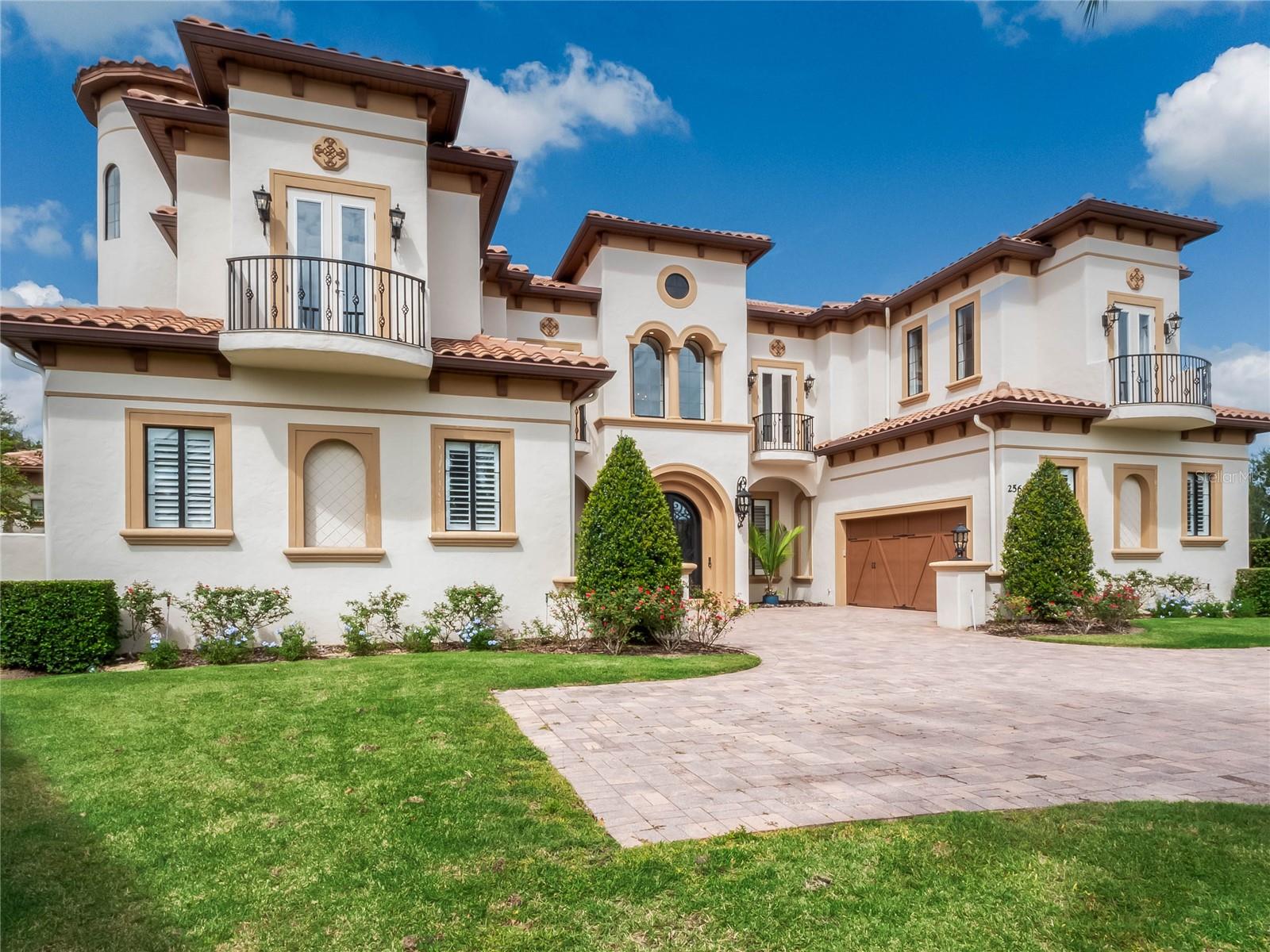 HEATHROW COUNTRY ESTATE HOMES - Residential