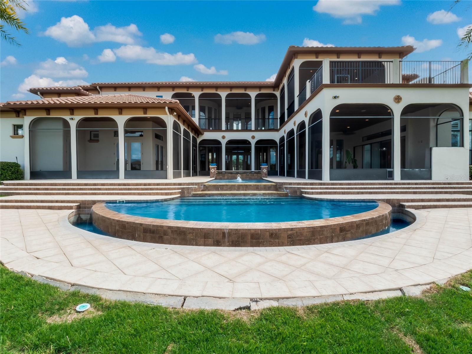 HEATHROW COUNTRY ESTATE HOMES - Residential