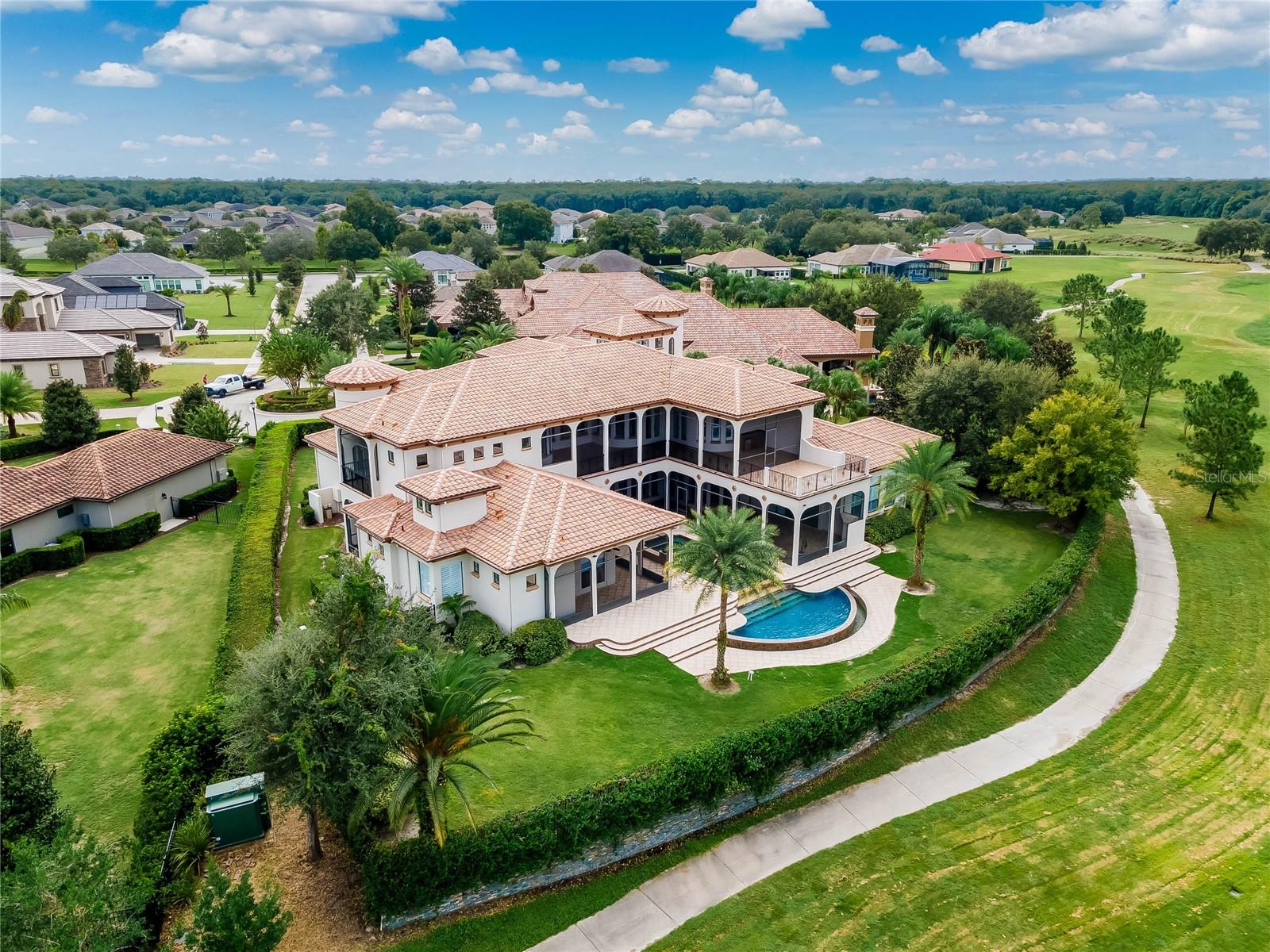 HEATHROW COUNTRY ESTATE HOMES - Residential