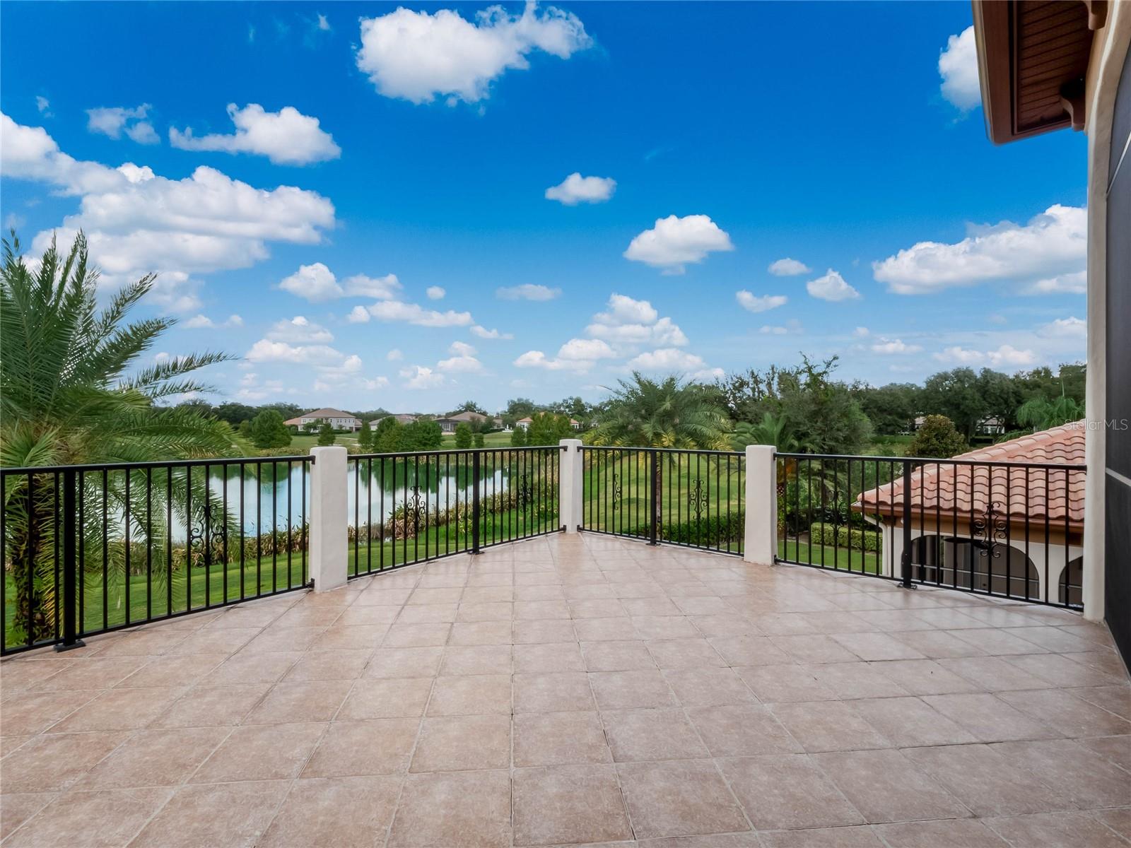 HEATHROW COUNTRY ESTATE HOMES - Residential