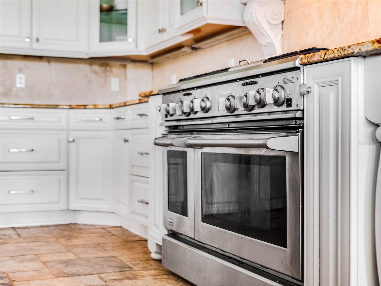 HEATHROW COUNTRY ESTATE HOMES - Residential