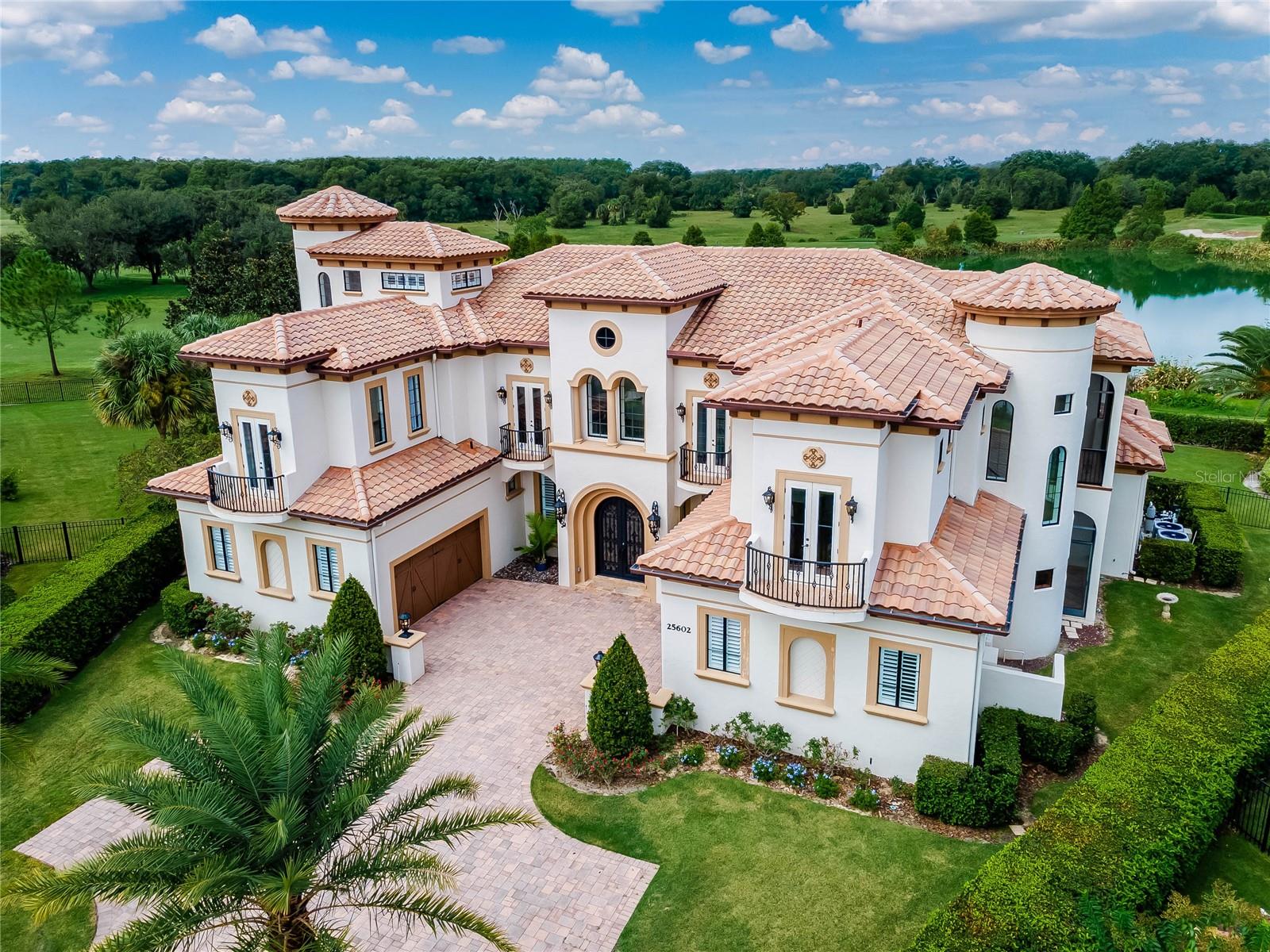 HEATHROW COUNTRY ESTATE HOMES - Residential