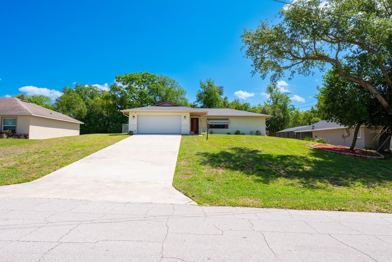 2102 E PARKTON DRIVE