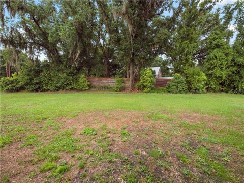 A home in LAKELAND