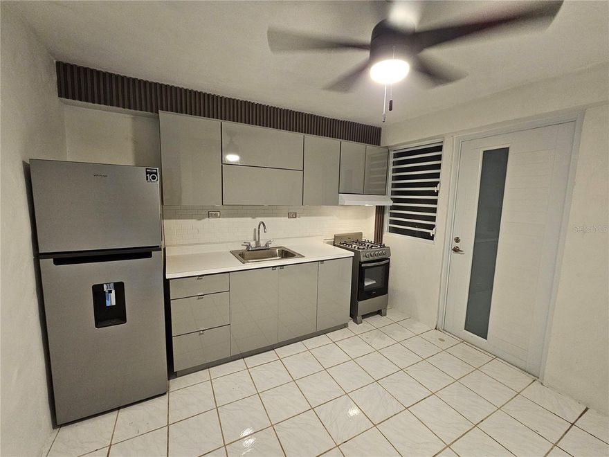 Excellent apartment. Completely remodeled.
It features ceiling fans, bed, refrigerator, and stove. Don’t miss this opportunity. Includes parking, water, and electricity.