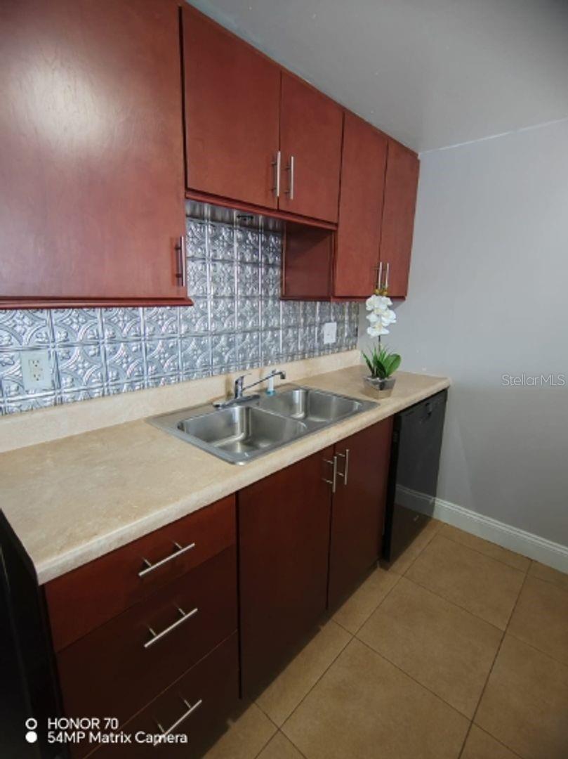 THE TAMPA RACQUET CLUB A CONDO - Residential Lease