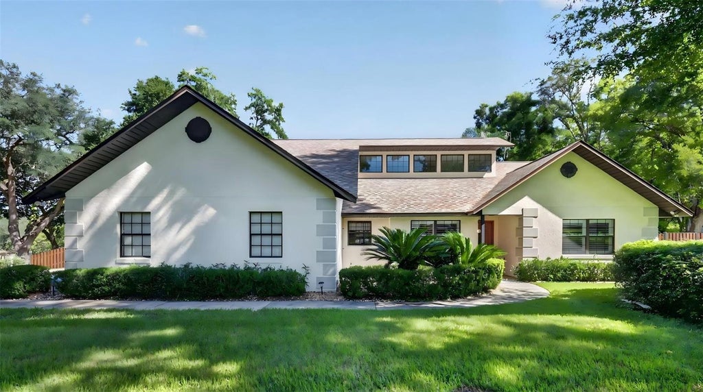 Photo of 1039 Linda Glen Avenue, Fruitland Park, FL 34731 (MLS # G5117544)