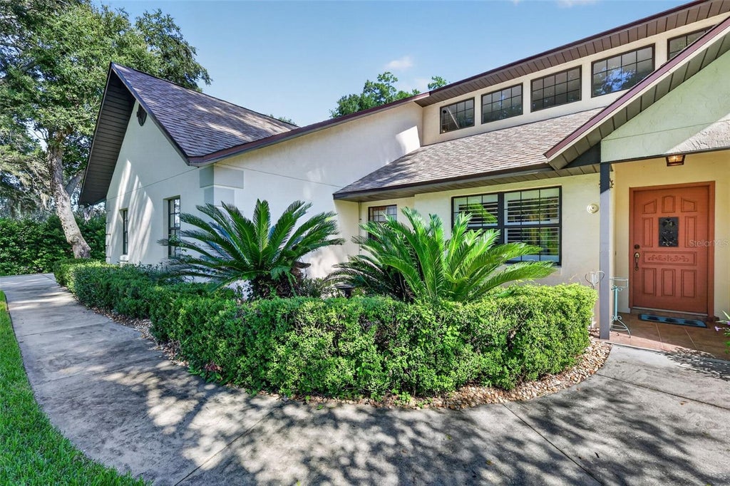 Photo of 1039 Linda Glen Avenue, Fruitland Park, FL 34731 (MLS # G5117544)