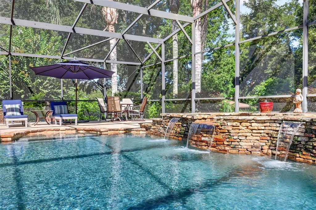 Photo of 1039 Linda Glen Avenue, Fruitland Park, FL 34731 (MLS # G5117544)