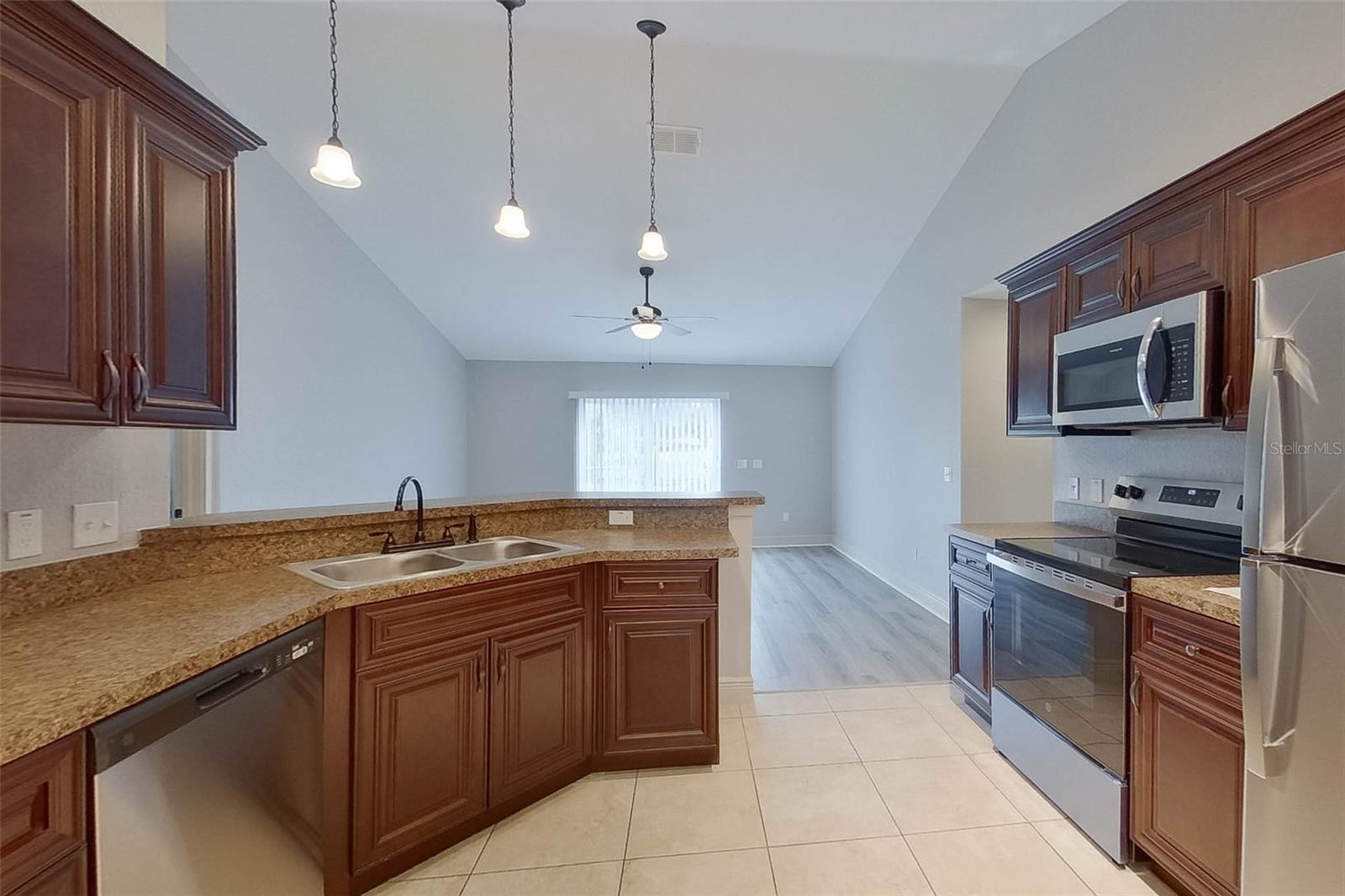 MARION OAKS UN 04 - Residential Lease