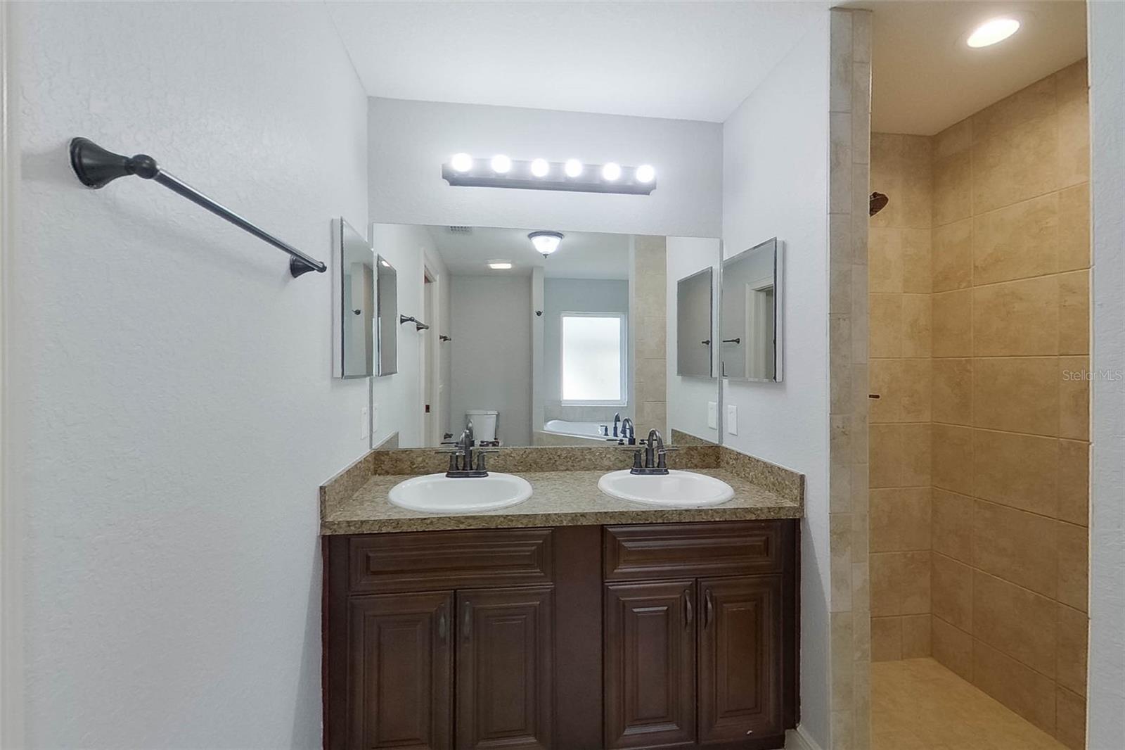 MARION OAKS UN 04 - Residential Lease