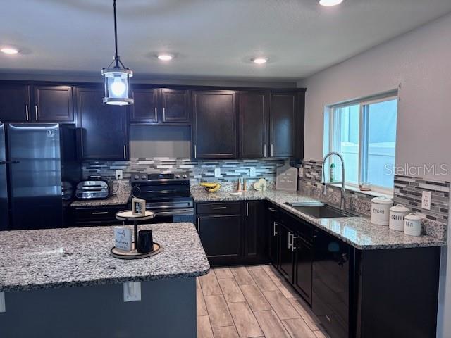 3073 LAKES CREST AVENUE