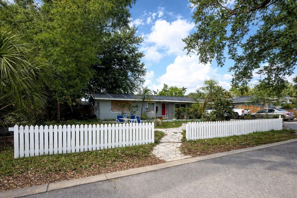 Photo of 1525 7th Avenue Drive E, Bradenton, FL 34208 (MLS # A4688544)