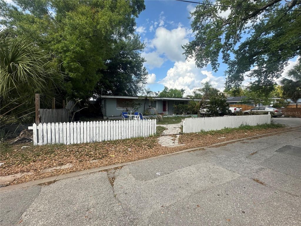 Photo of 1525 7th Avenue Drive E, Bradenton, FL 34208 (MLS # A4688544)