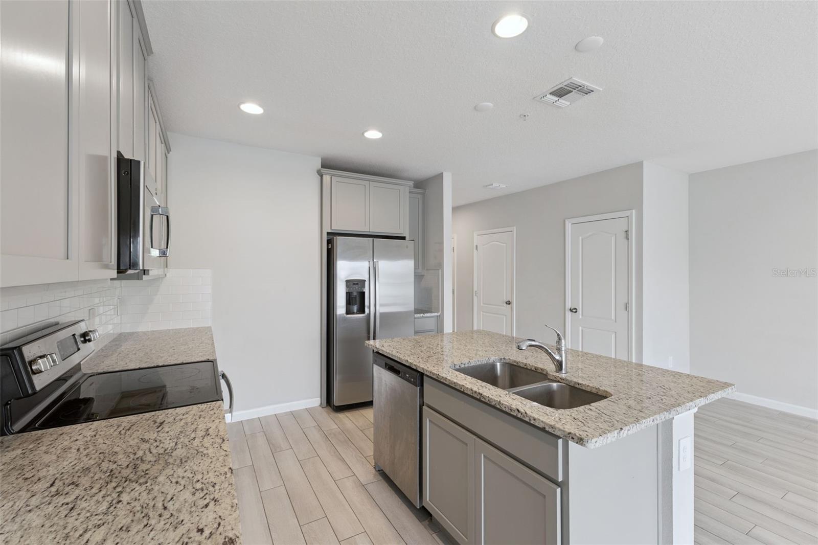 TOWNS AT LAKE MONROE COMMONS - Residential Lease