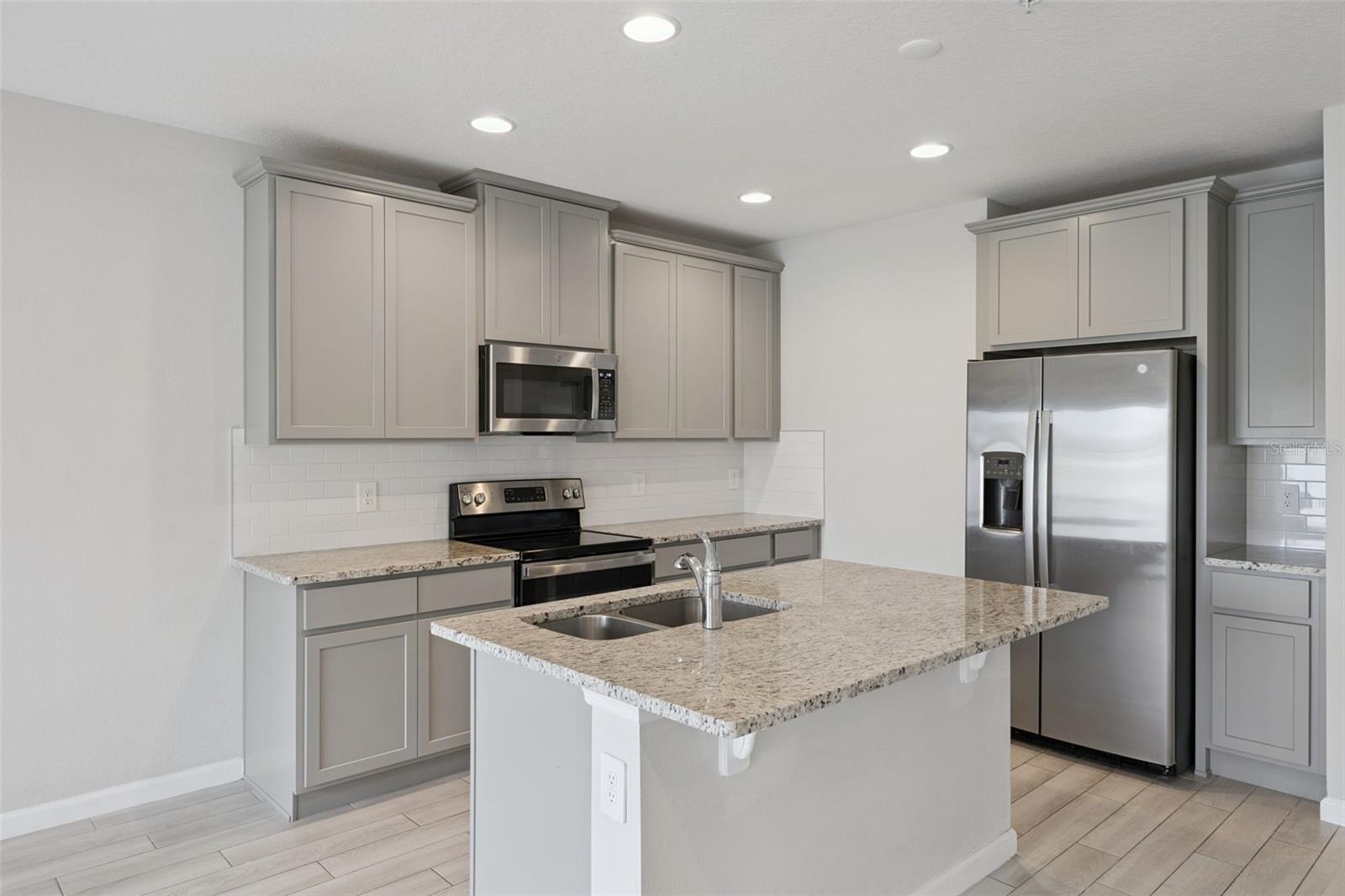 TOWNS AT LAKE MONROE COMMONS - Residential Lease