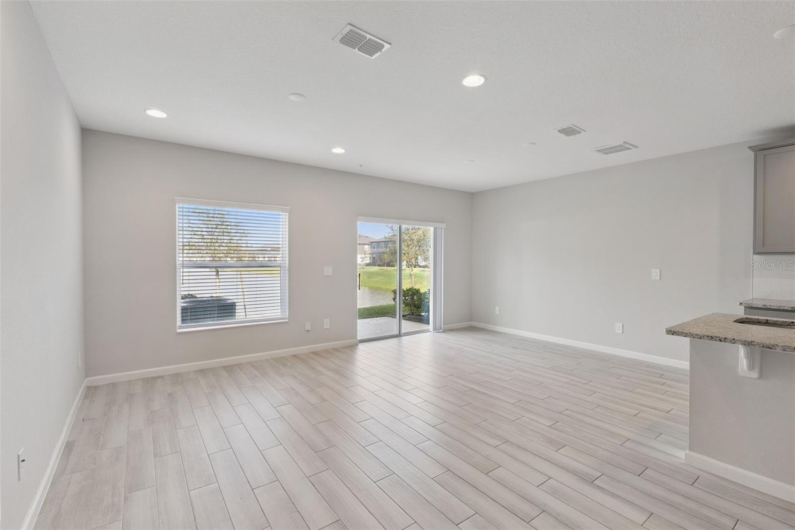 TOWNS AT LAKE MONROE COMMONS - Residential Lease