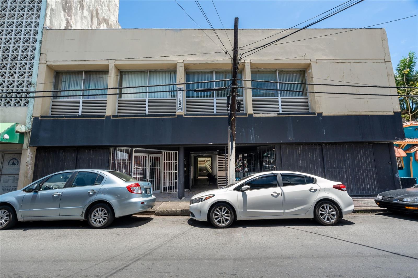 Excellent commercial opportunity in RÃo Piedras, San Juan. This property offers approximately 14,000 interior sq. ft. of construction on a 680 m² lot. It includes 4 independent office spaces and a dedicated electrical substation ensuring uninterrupted operations. Centrally located with easy access to universities, main roads, and commercial areas. Ideal for professional offices, coworking spaces, educational institutions, church, or rental investment.