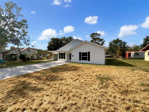 A home in LAKELAND