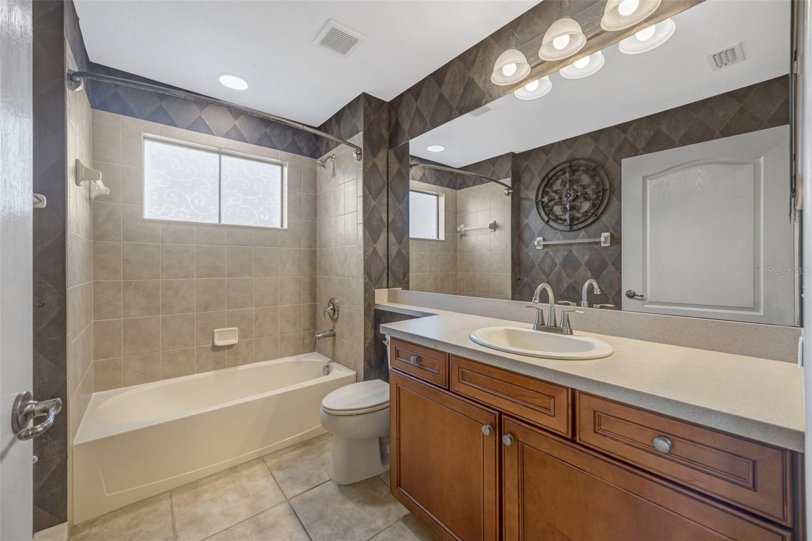 TOWNHOMES AT PELICAN POINTE - Residential