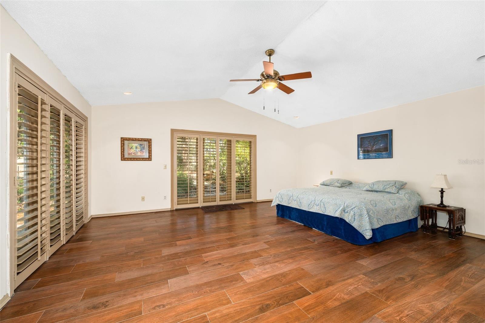 COUNTRY CLUB MANOR - Residential