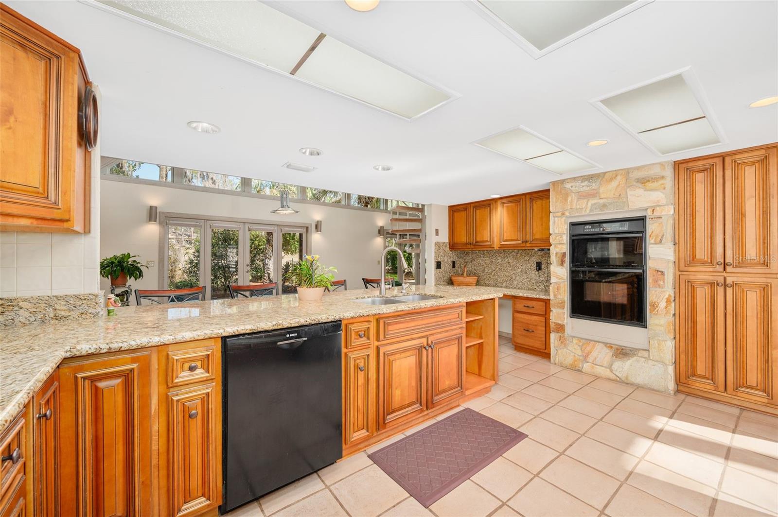 COUNTRY CLUB MANOR - Residential