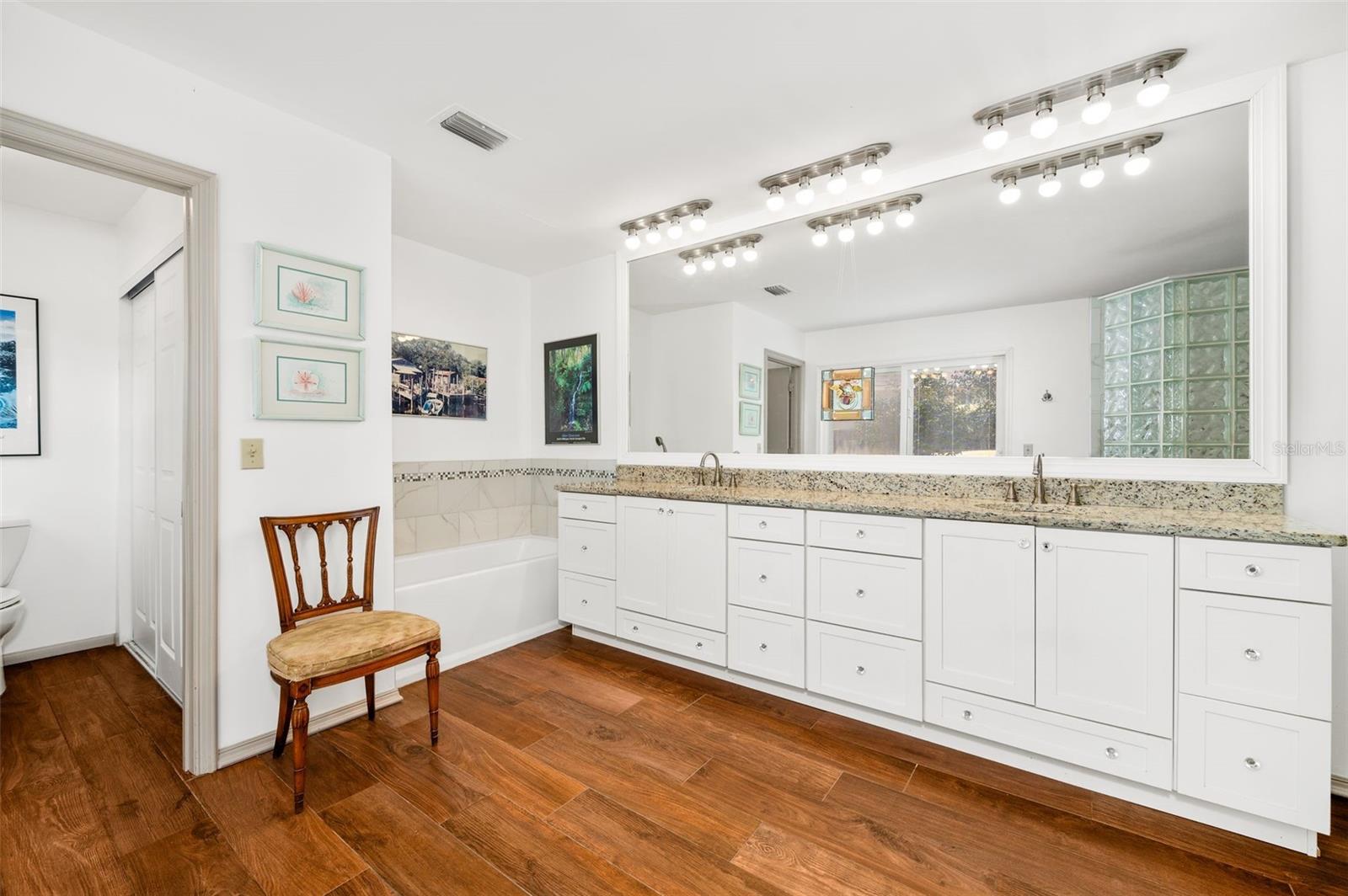 COUNTRY CLUB MANOR - Residential