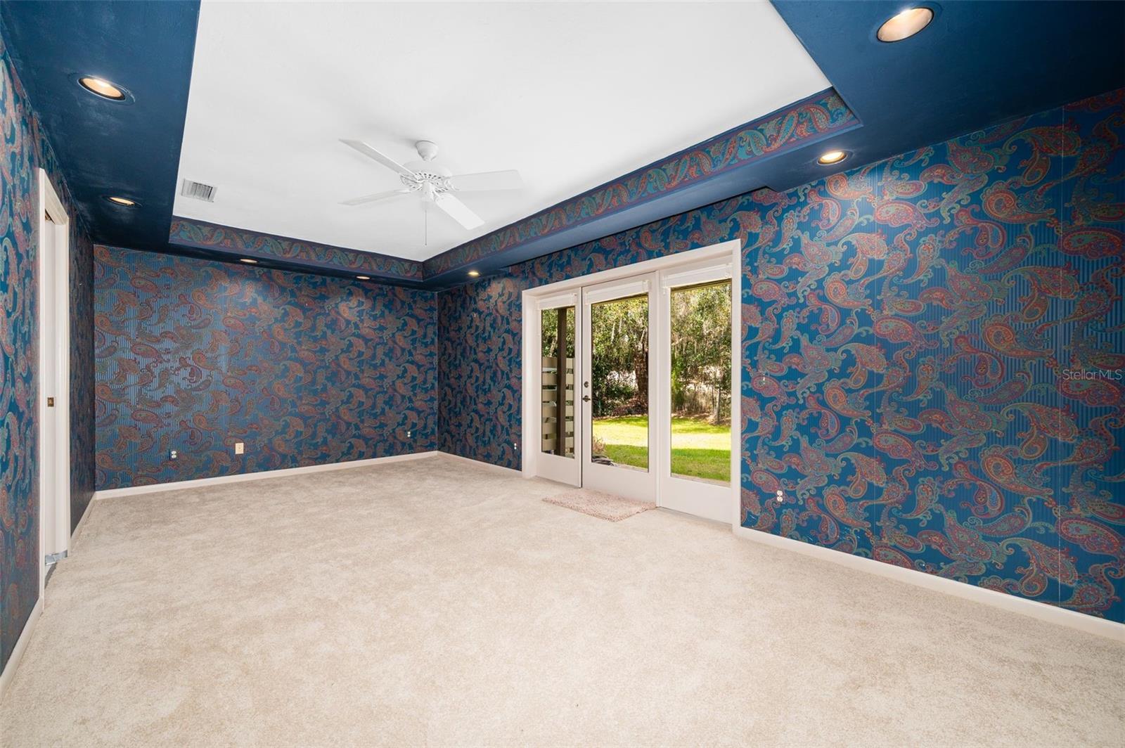 COUNTRY CLUB MANOR - Residential