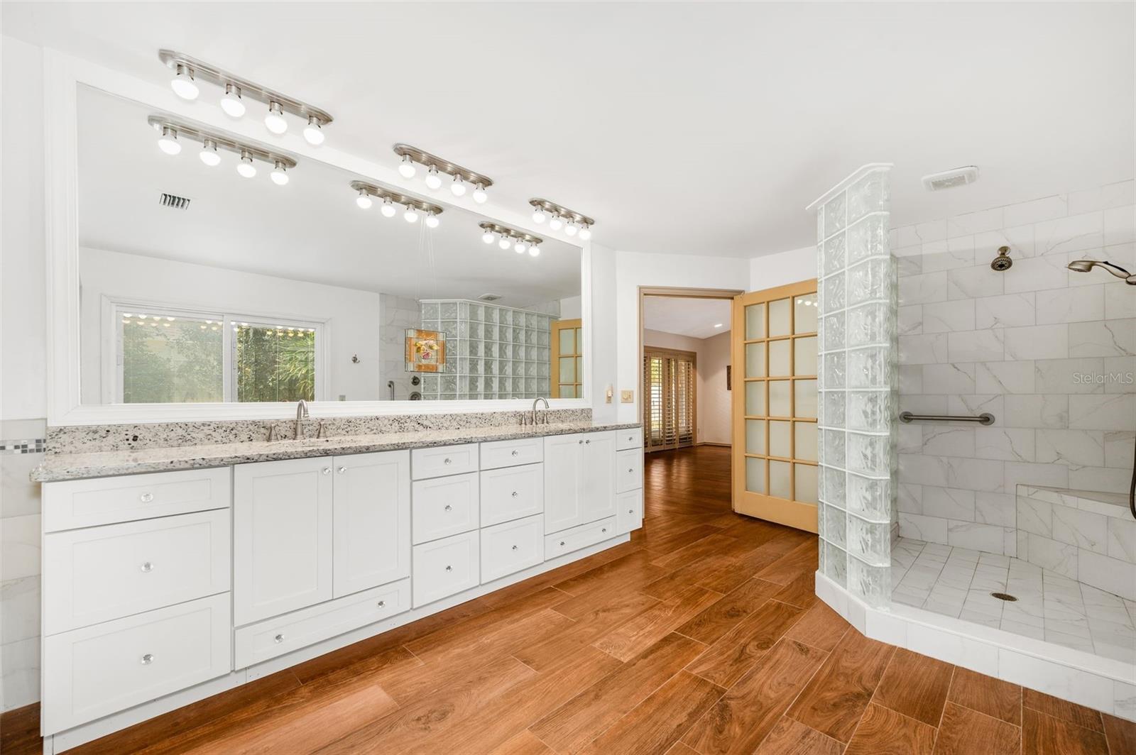 COUNTRY CLUB MANOR - Residential