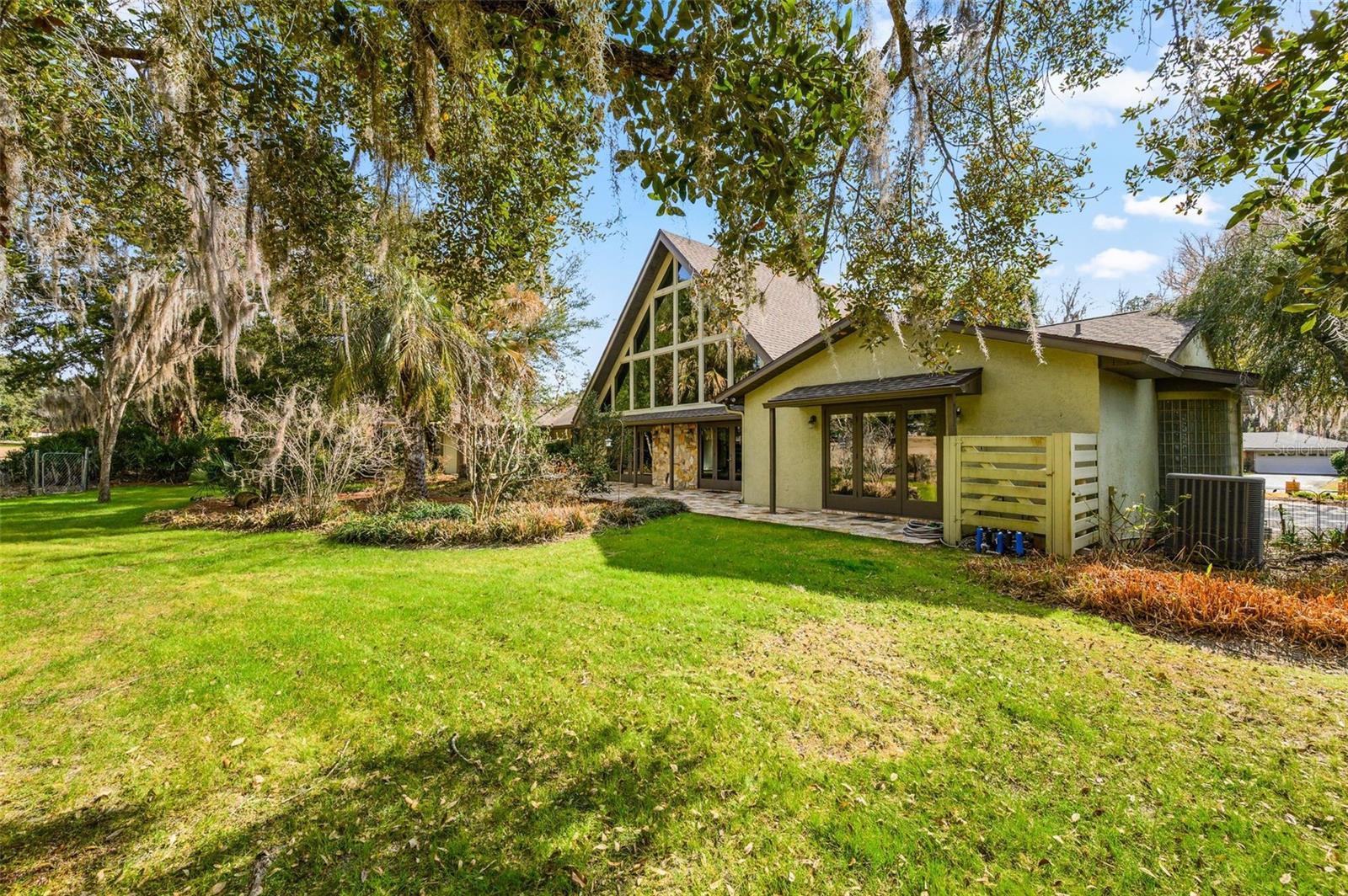 COUNTRY CLUB MANOR - Residential