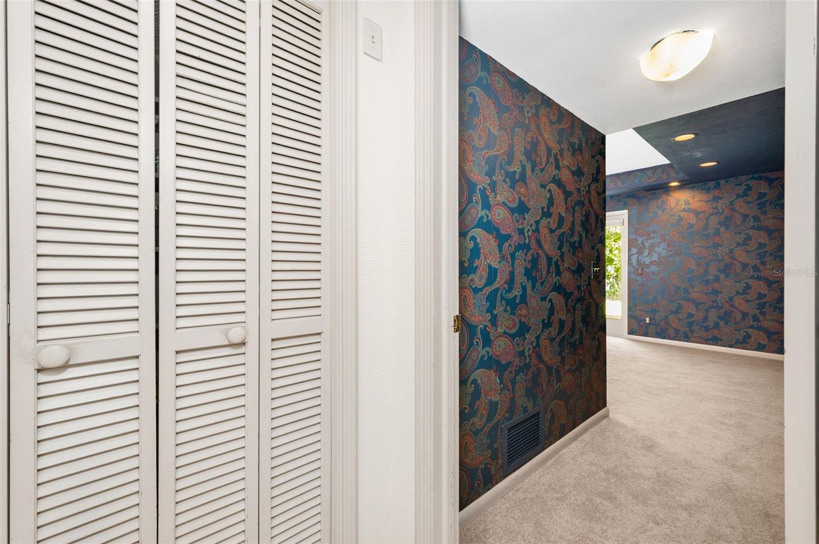 COUNTRY CLUB MANOR - Residential