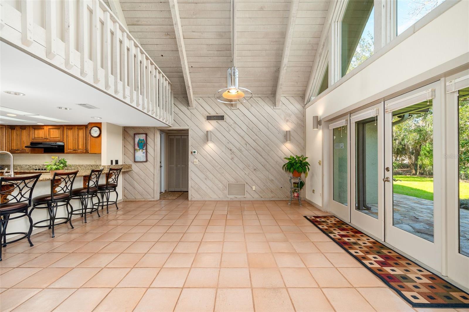 COUNTRY CLUB MANOR - Residential