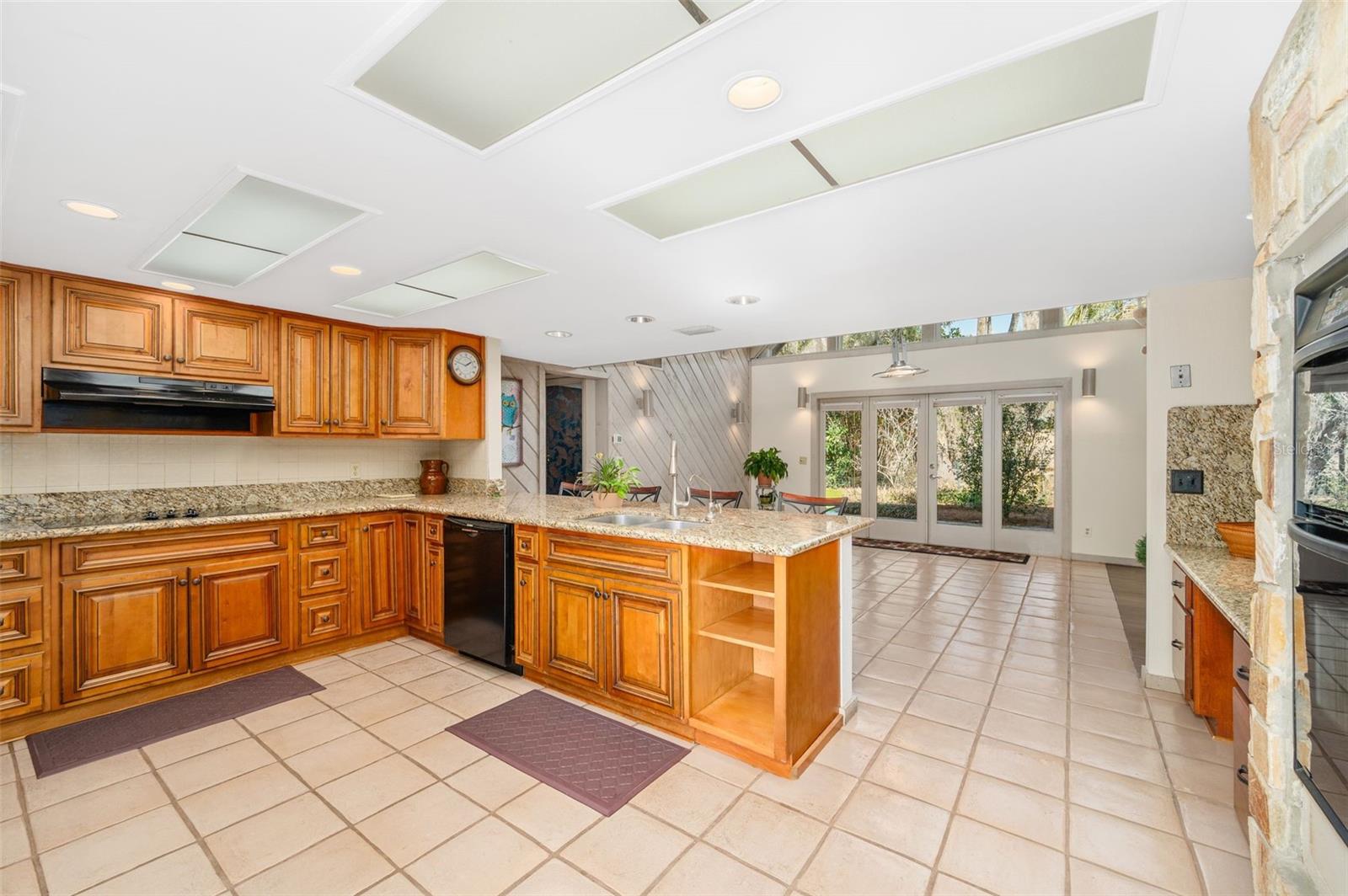 COUNTRY CLUB MANOR - Residential