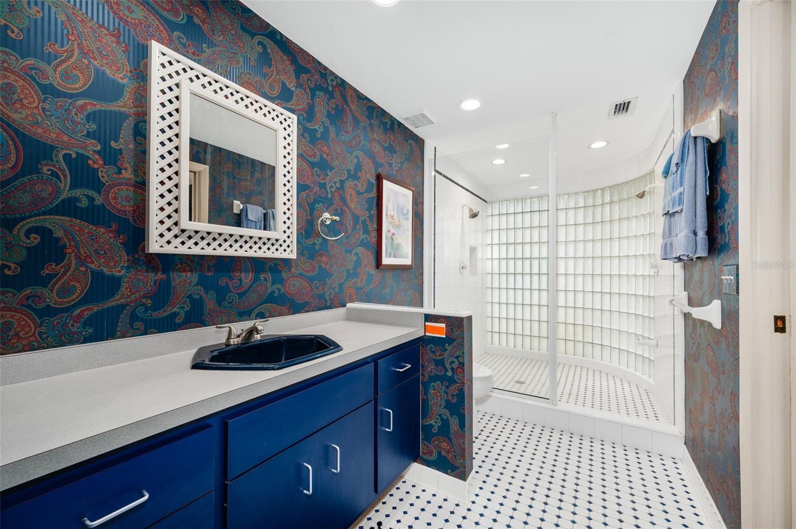 COUNTRY CLUB MANOR - Residential