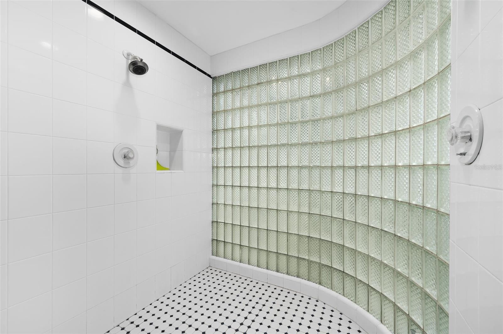 COUNTRY CLUB MANOR - Residential