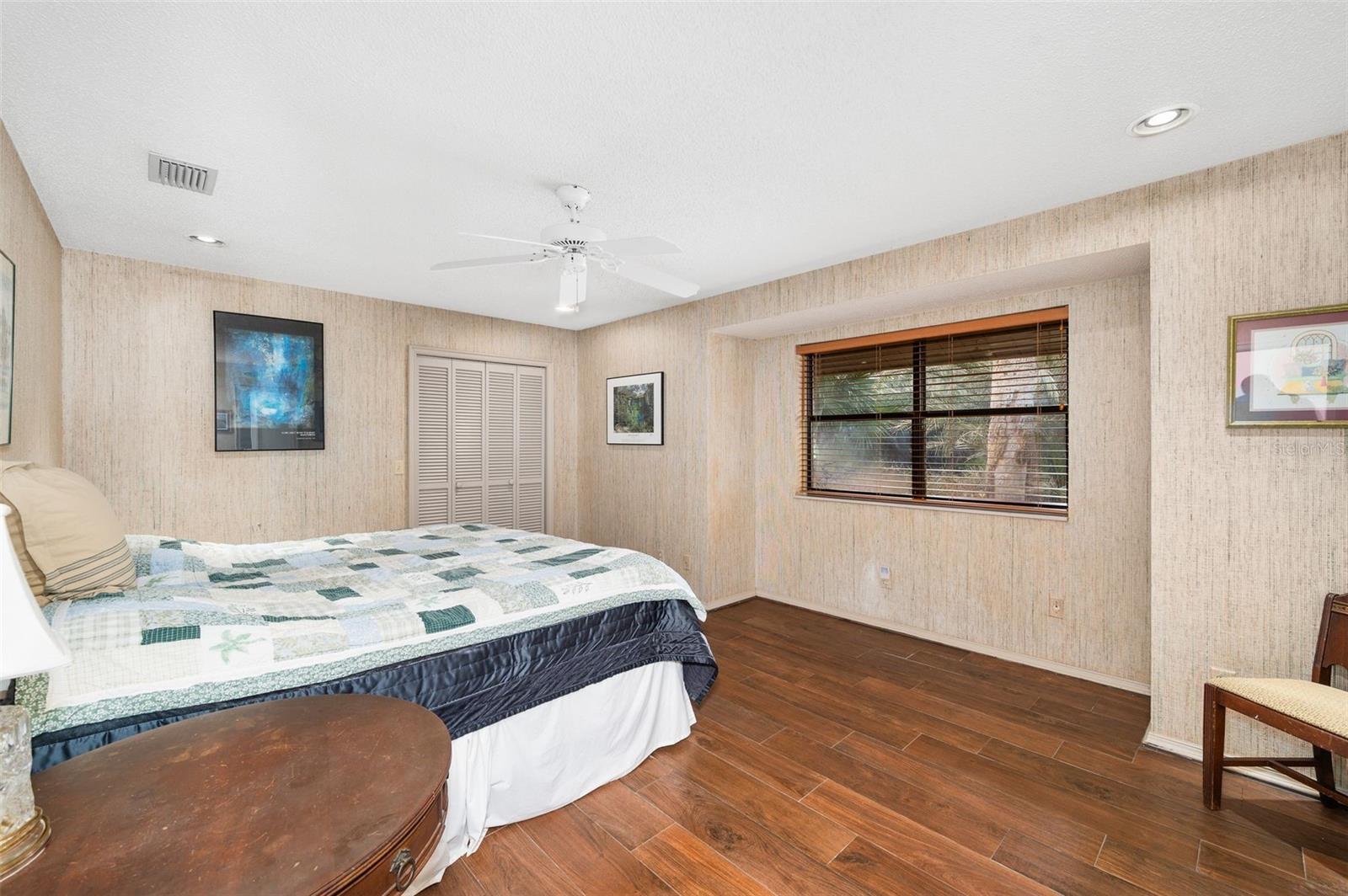 COUNTRY CLUB MANOR - Residential