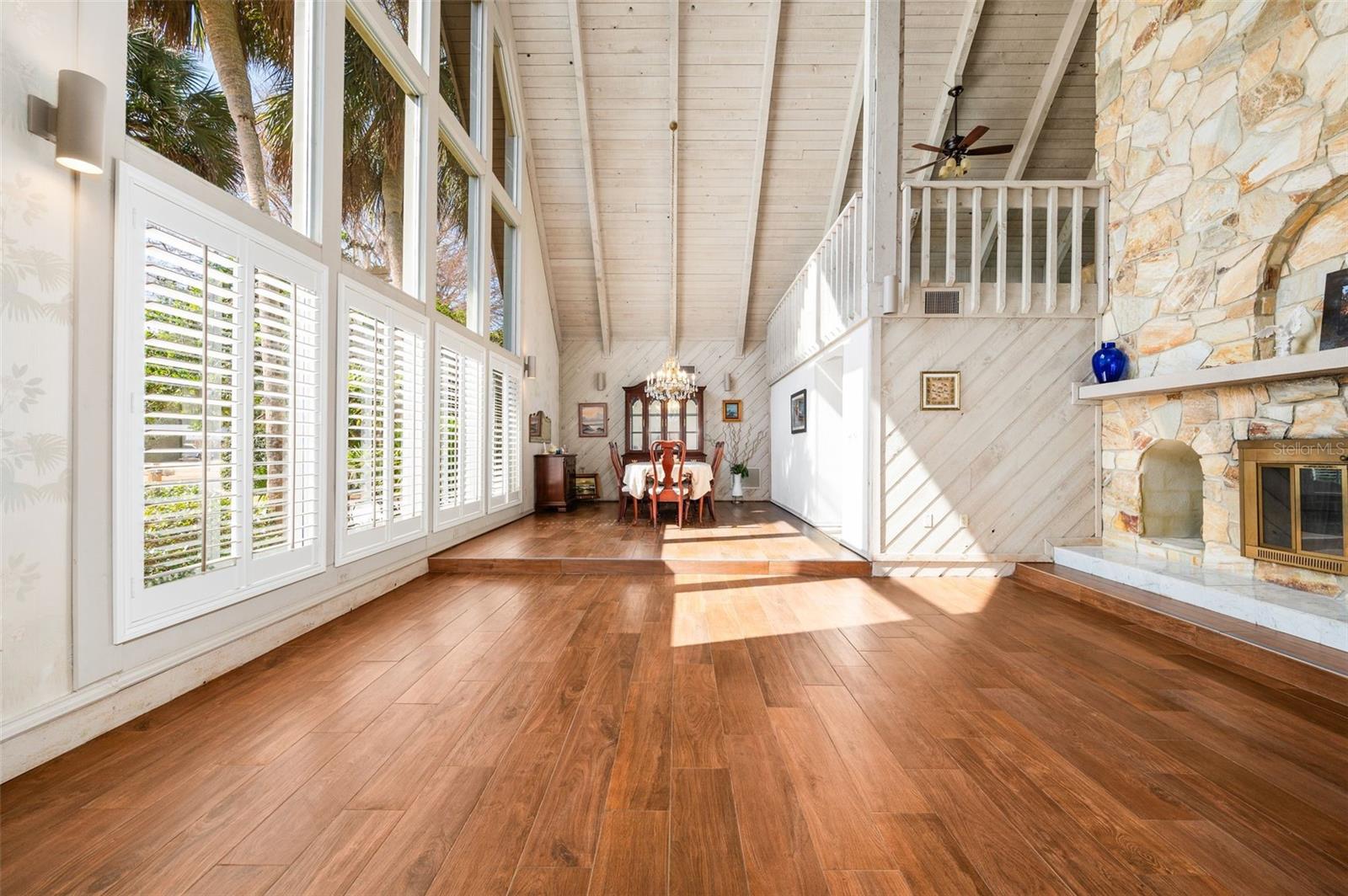 COUNTRY CLUB MANOR - Residential