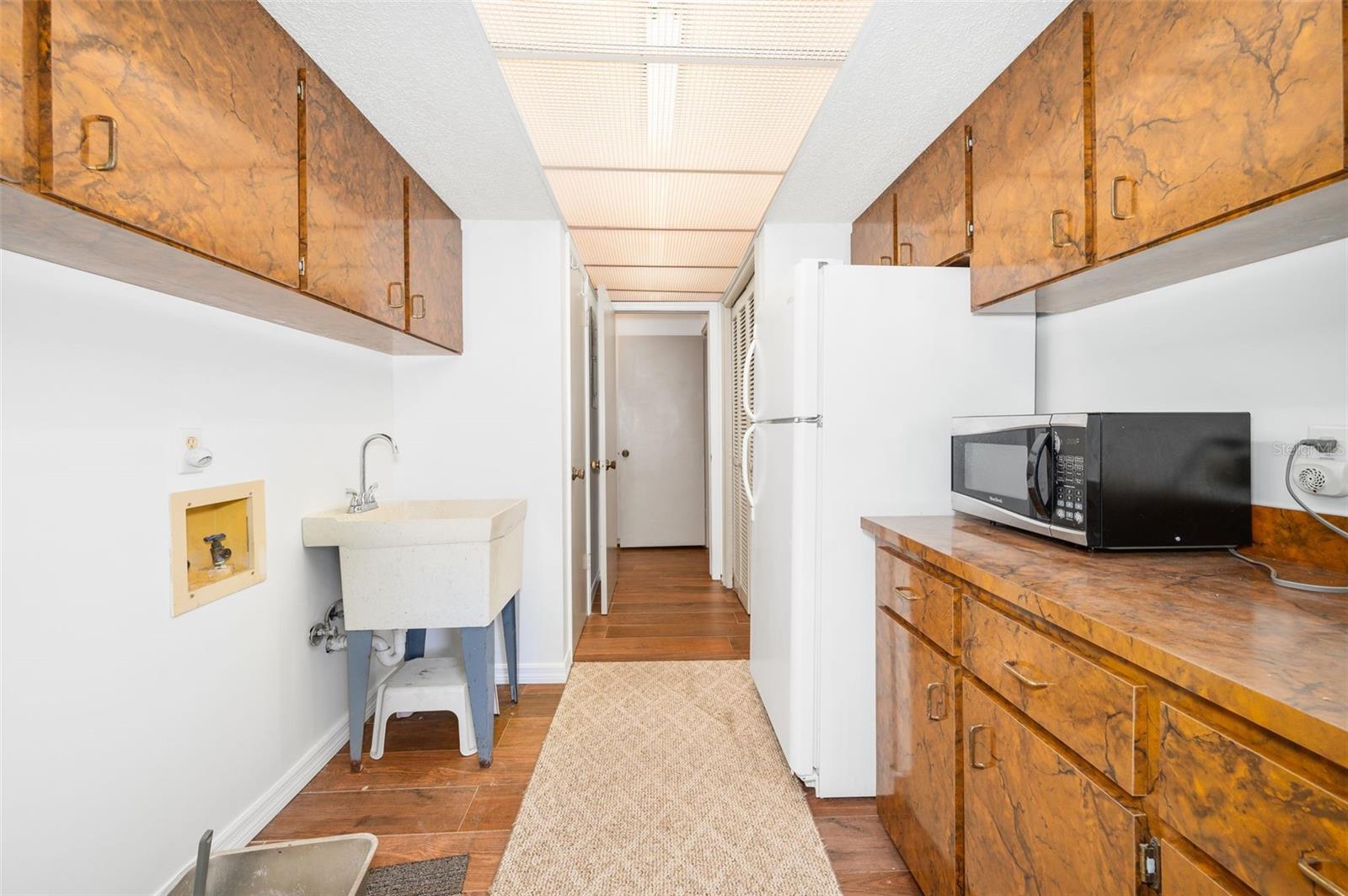 COUNTRY CLUB MANOR - Residential