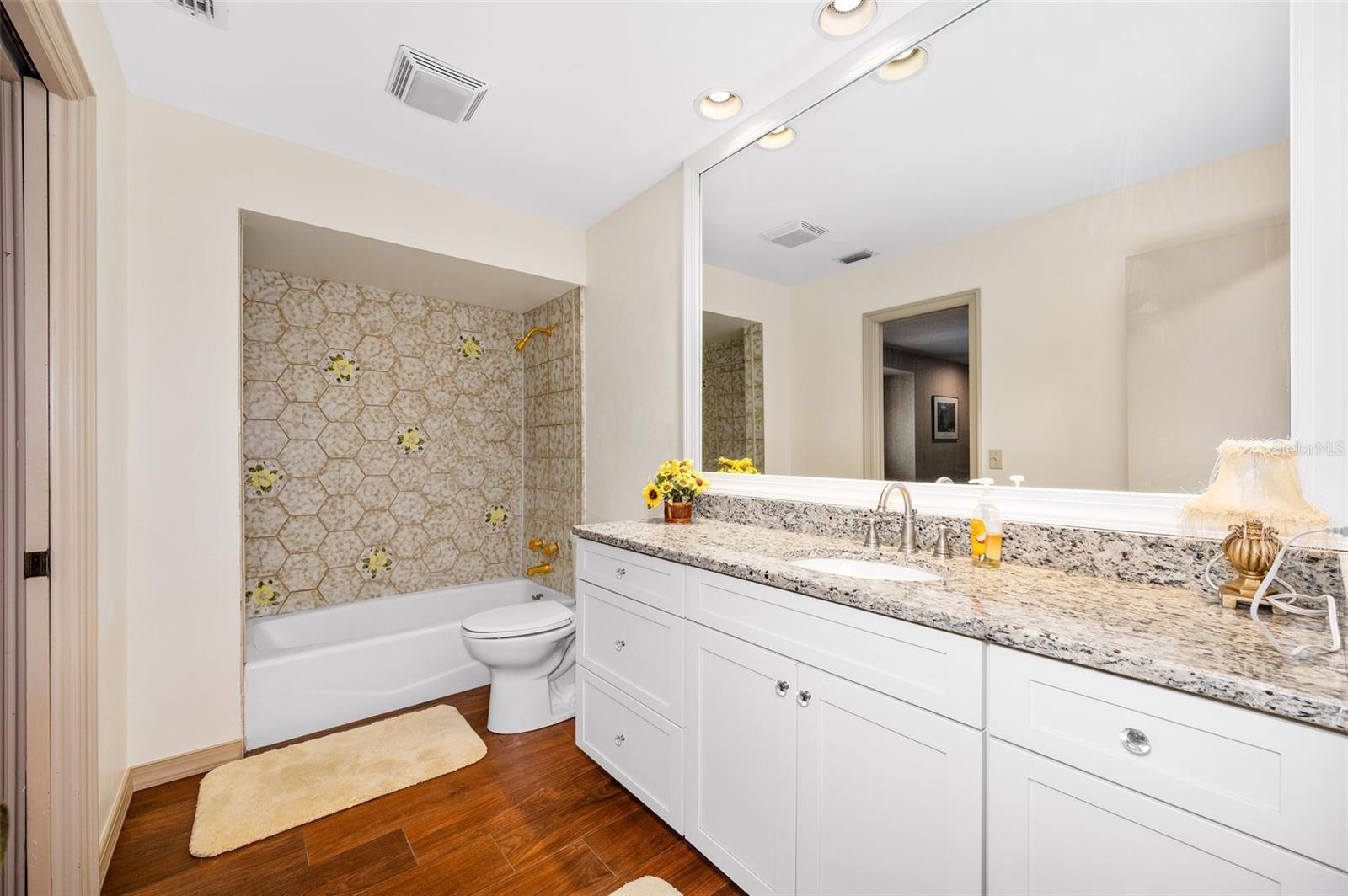 COUNTRY CLUB MANOR - Residential