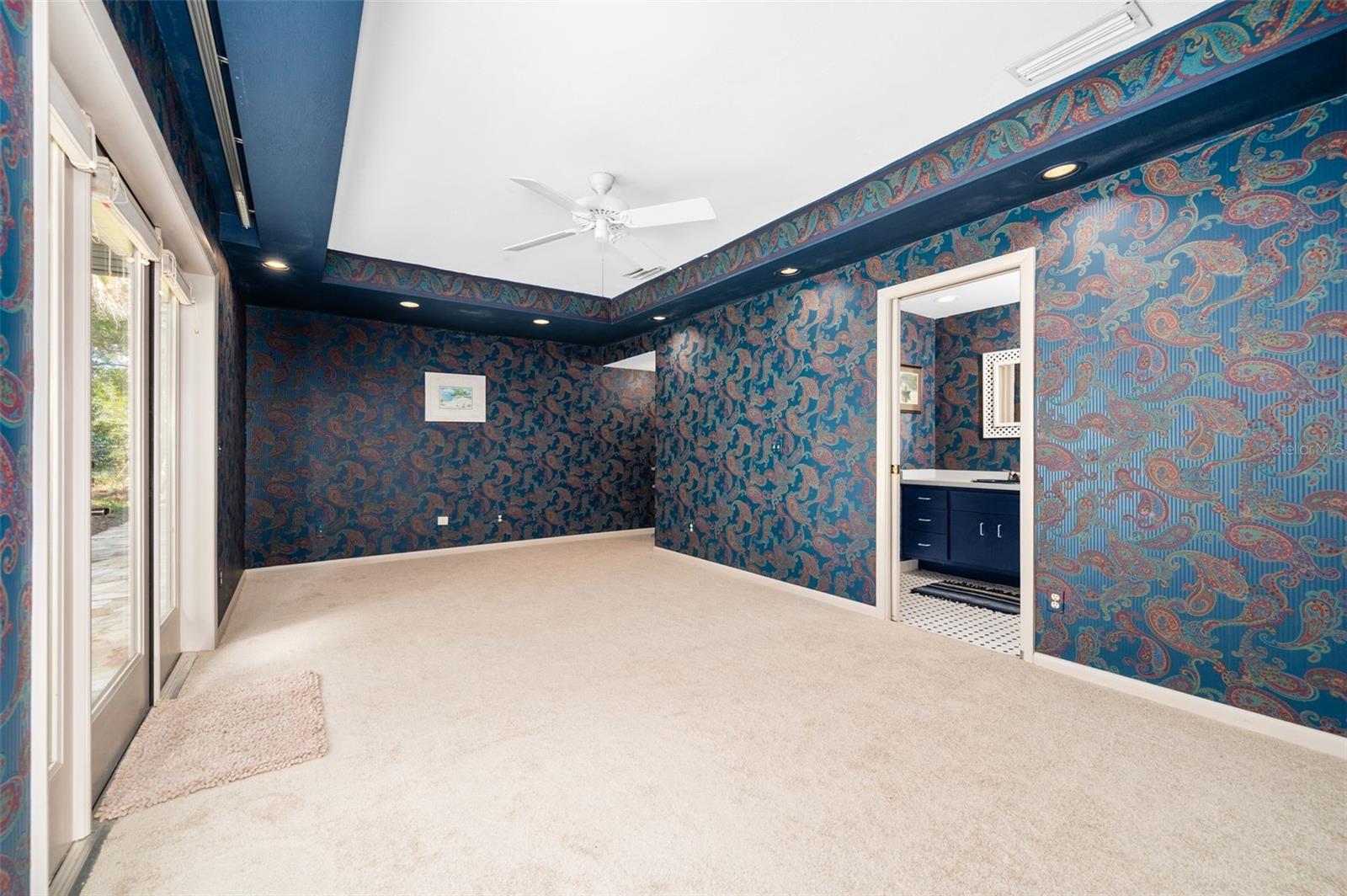 COUNTRY CLUB MANOR - Residential