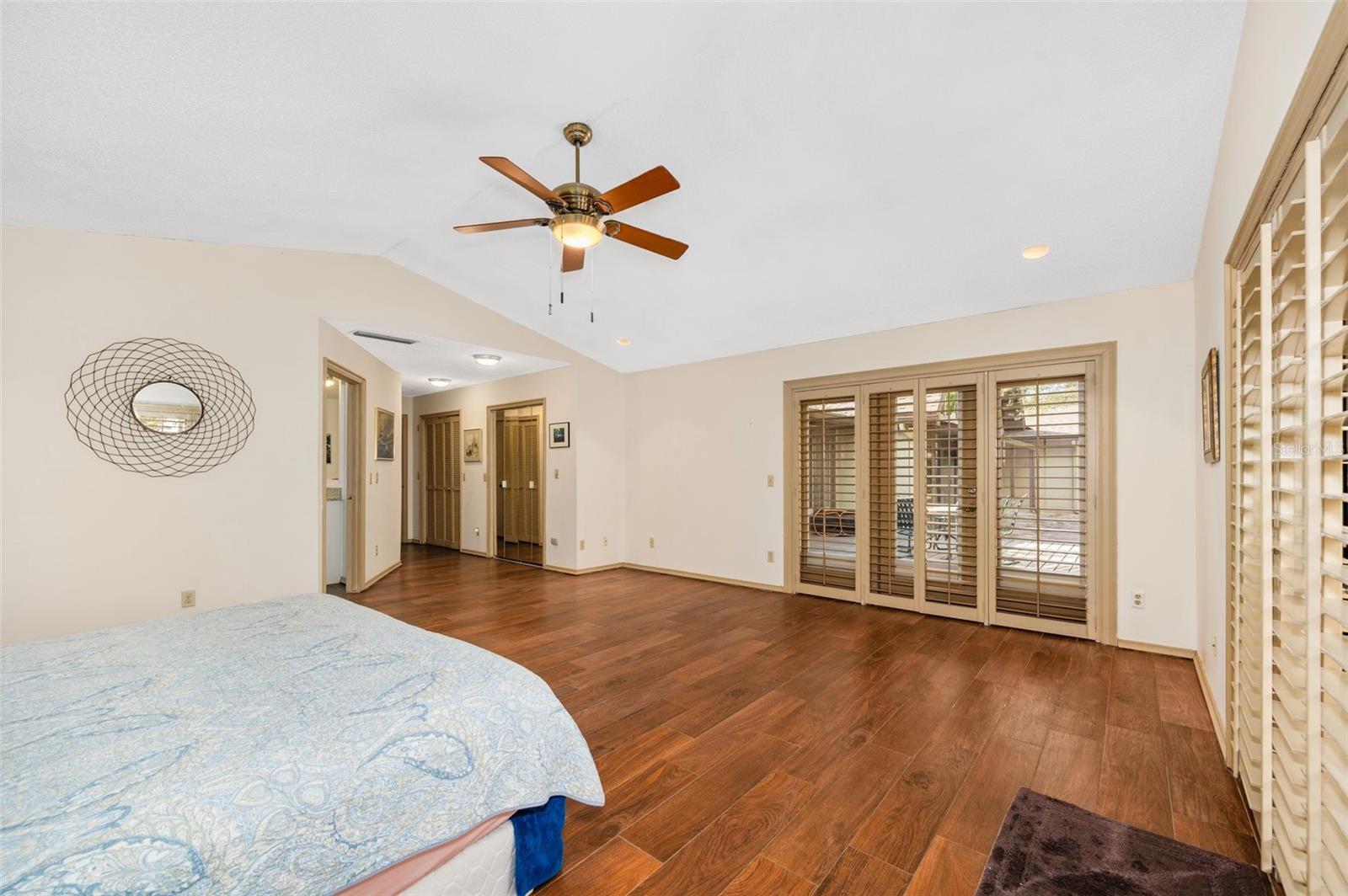 COUNTRY CLUB MANOR - Residential