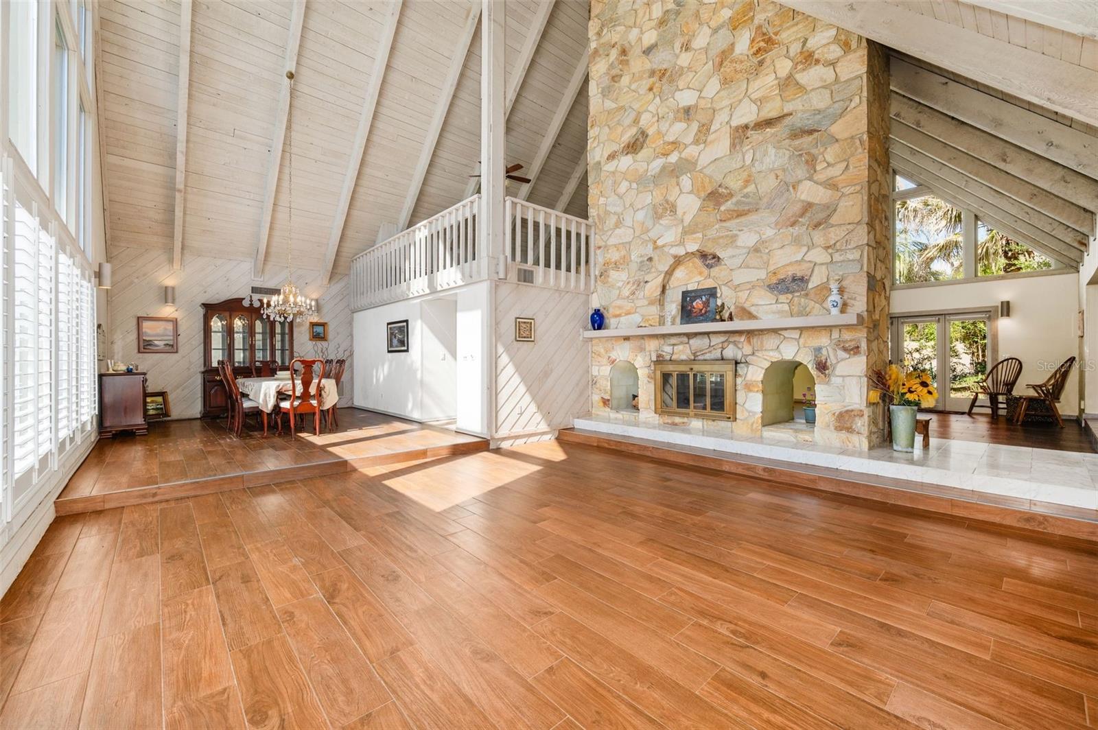 COUNTRY CLUB MANOR - Residential