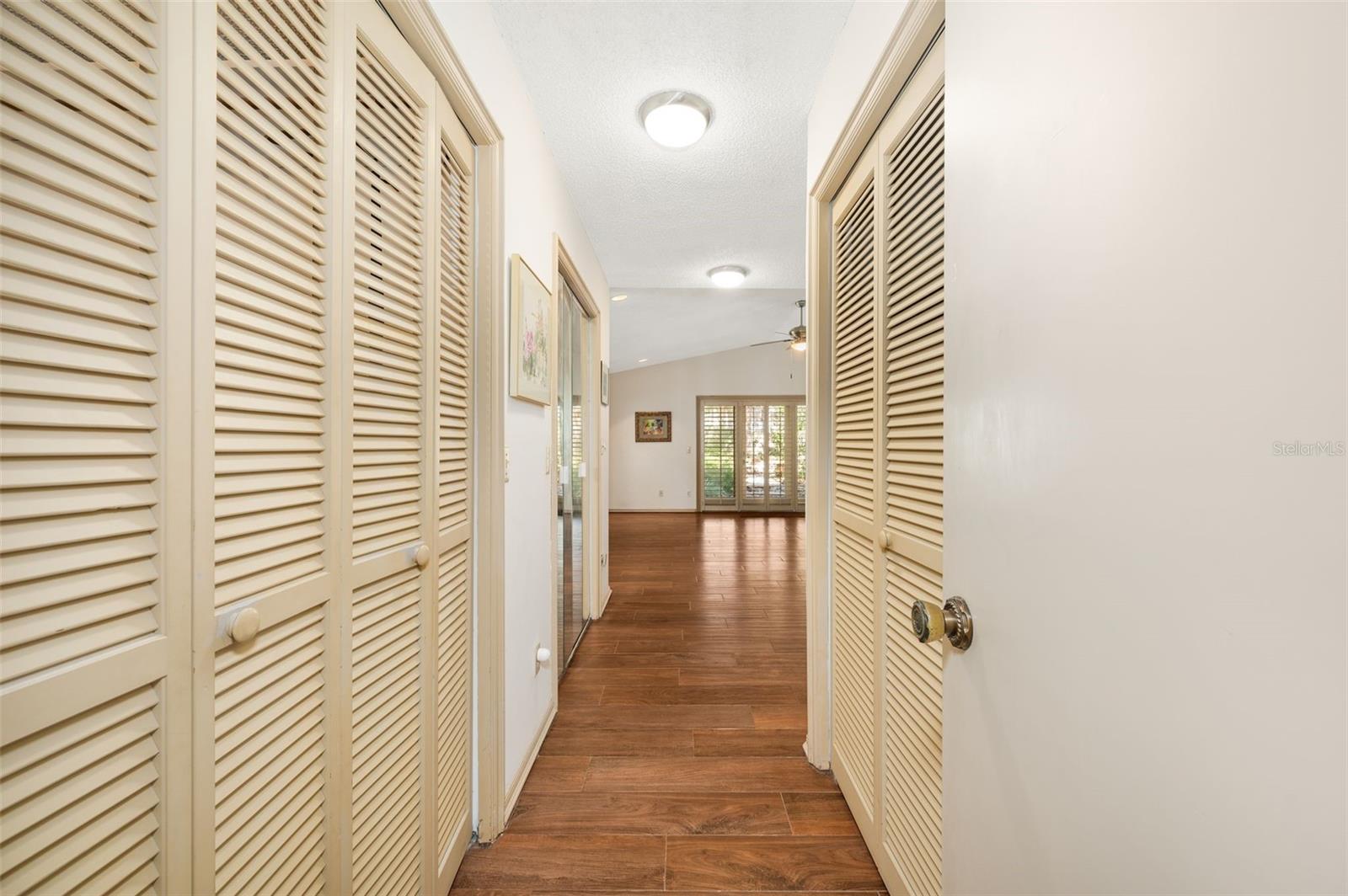 COUNTRY CLUB MANOR - Residential