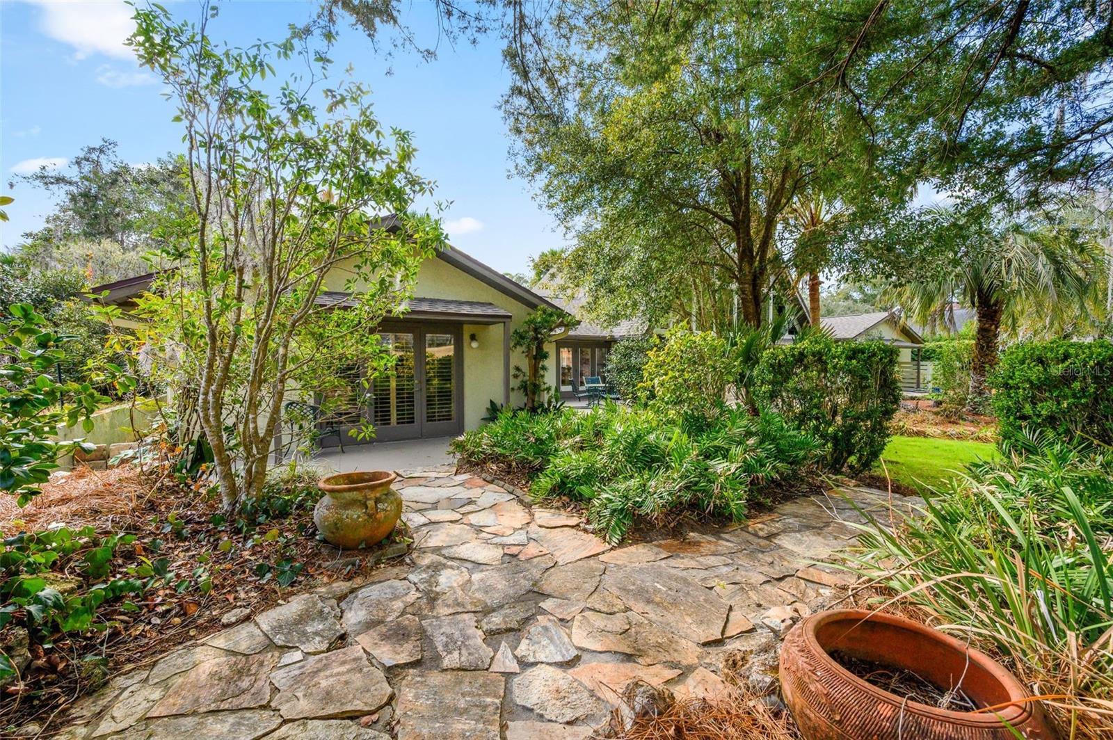 COUNTRY CLUB MANOR - Residential