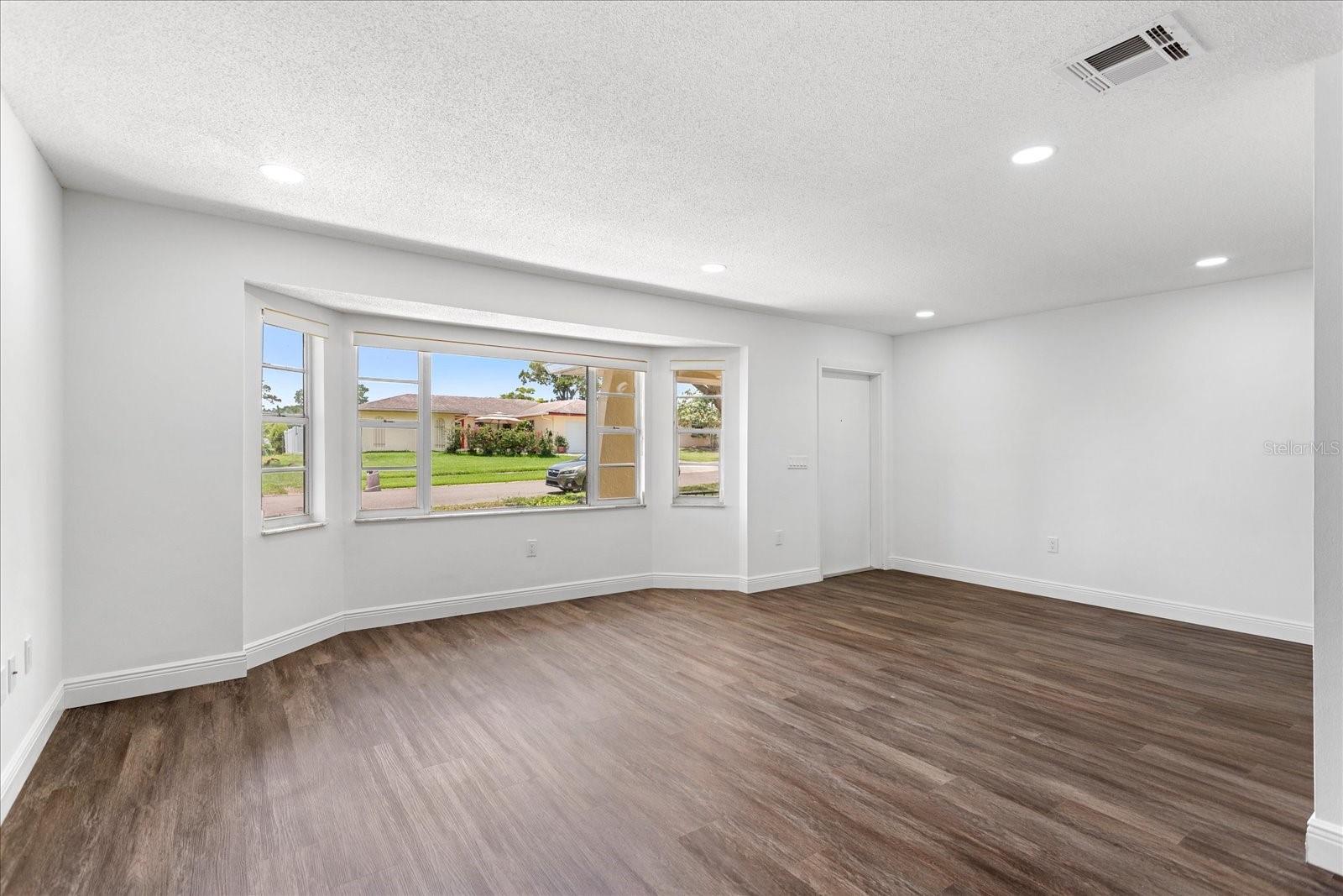 611 LAKESPUR LN