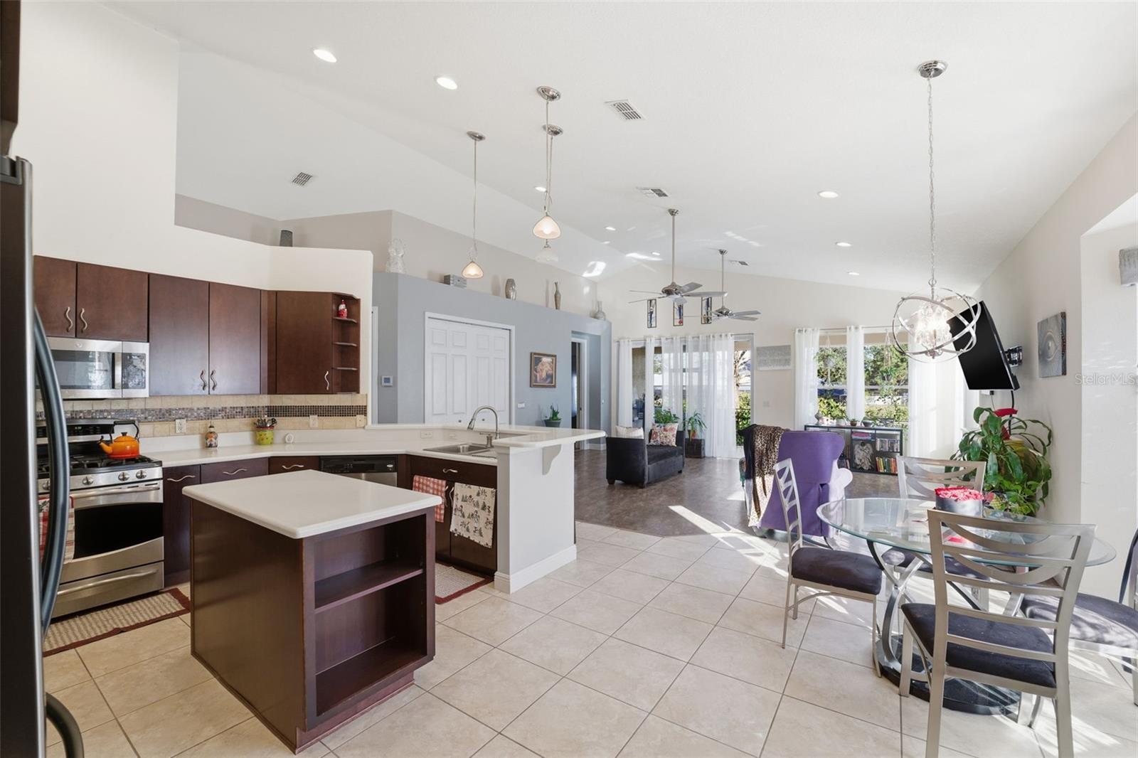 BRENTWOOD VILLAS 06 - Residential