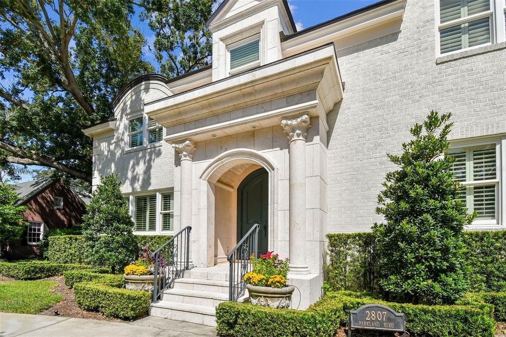 Photo of 2807 W Parkland Boulevard, Tampa, FL 33609 (MLS # TB8435131)